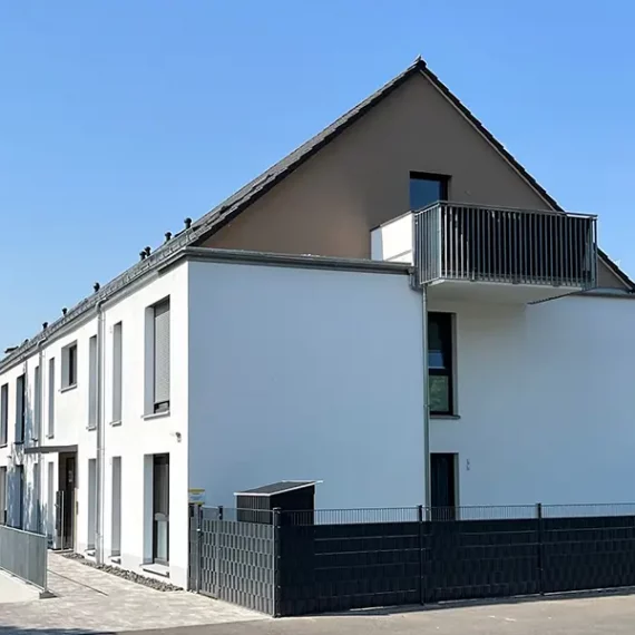 Frontansicht - Referenz Gartenansicht: Referenz Rochner & Stahl – Mehrfamilienhäuser mit je 6 Wohneinheiten