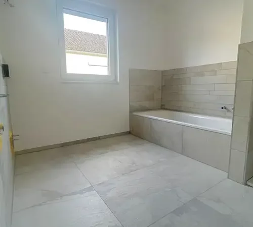 Eigentumswohnung Glattbach - Badezimmer mit Dusche und Badewanne