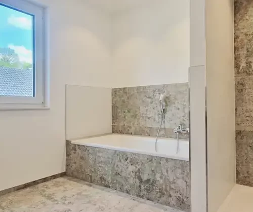 Eigentumswohnung Glattbach - Badezimmer mit Dusche und Badewanne